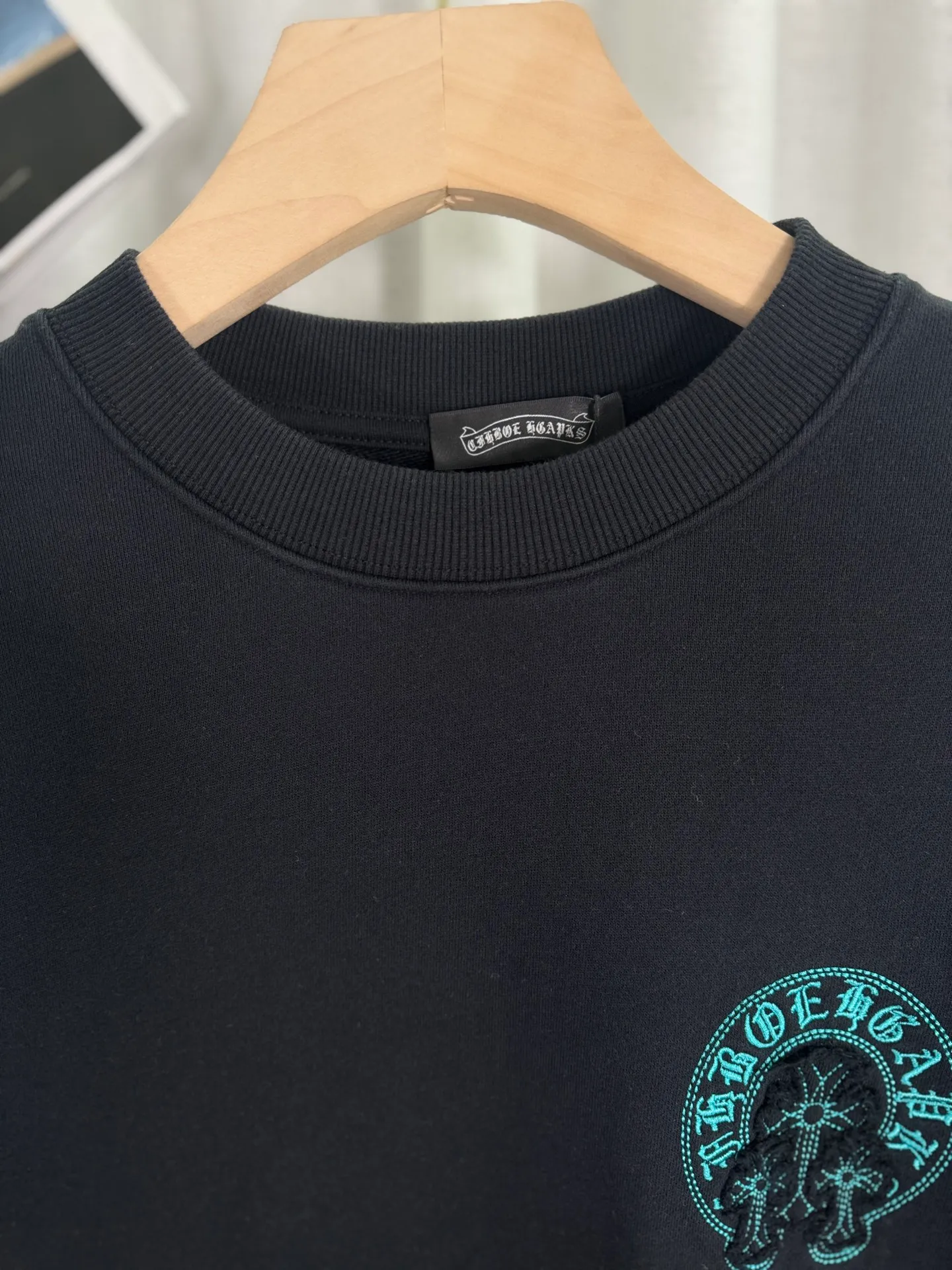 P270 top version, real shot without P, ​​different from market currency) 𝗖𝗵𝗿𝗼𝗺𝗲 𝗛𝗲𝗮𝗿𝘁𝘀/Cro Heart 2025 washed patch embroidery autumn and winter new original single counter American laser burnt 3D three-dimensional color embroidered couple casual sweatshirt 👑The highest version! Customized fabric 420g tripe terry fabric! American acid-washed and distressed original fabric laser burnt ✟appliqué embroidery and exquisite embroidery of letters! The best-selling model in the counter, very comfortable to wear. Accessories: original molded and authenticated collar label➕100% silk wash label. Genuine purchase-grade original hangtag➕matching hanging rope➕3D hanging beads➕original packaging bag. Craftsmanship: The original version has consistent wiring! The highest version of the armhole matching technique! Color: White Black Size: S M L XL Style Number: 25-307